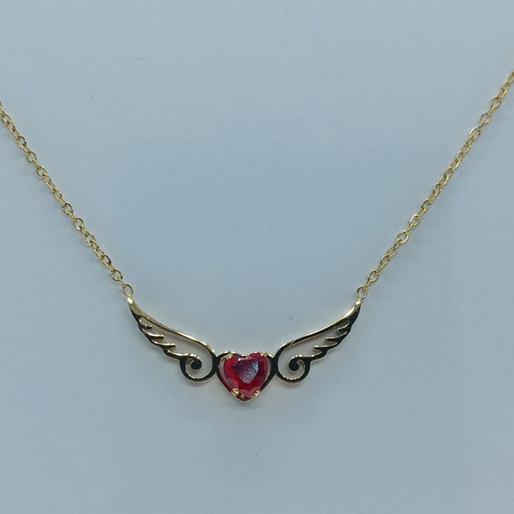 Collier Doré Femme – Pendentif Ailes & Pierre Rouge en Cœur – Élégance Intemporelle